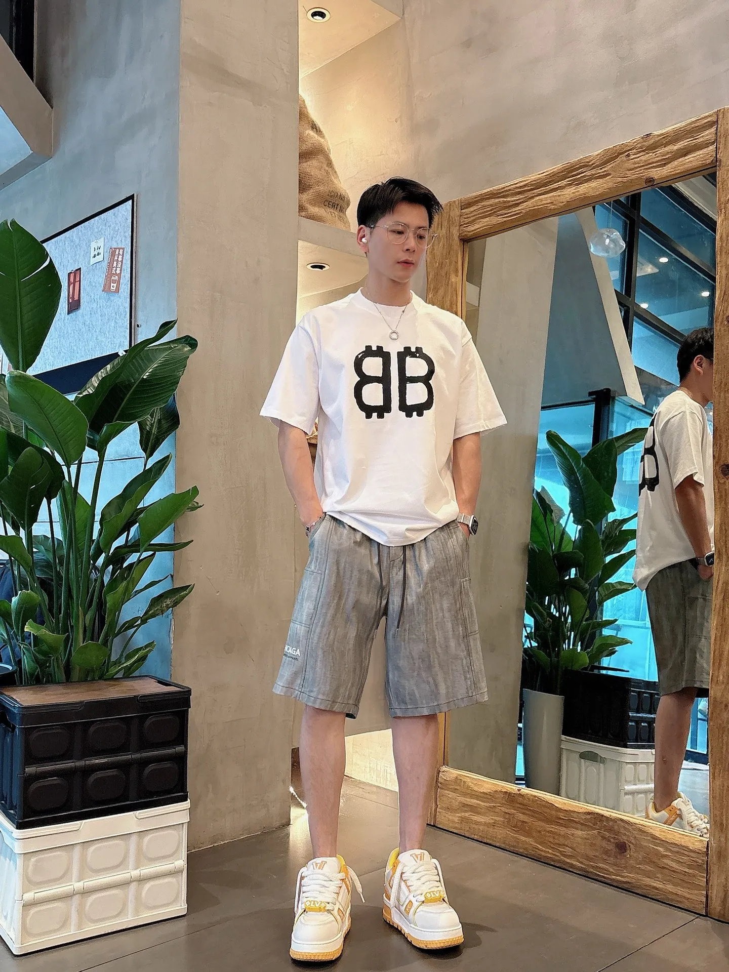 Balenciaga's three-standard complete 2026 summer New Arrival men's casual shorts, advanced custom-made Breathable fabric, Breathable fabric, extremely stretchy and comfortable, impeccable details, top-grade accessories, original logo design concept, delicate and soft feel! The upper body fit is awesome! Size: M-XXXL Please state your height and weight when ordering
